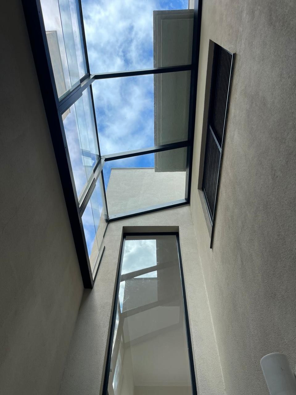 Ambiente integrado com grandes portas de vidro